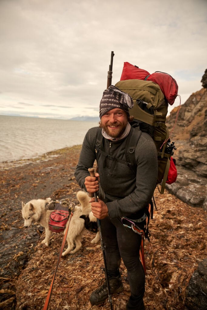 Aufmacher: Lukas mit Expeditionsrucksack und Hunden im arktischen Gelaende. Das Motiv vom SharePic (Material/2026-08-23 Vortrag.jpg) passt, moeglichst in voller Aufloesung von Lukas holen