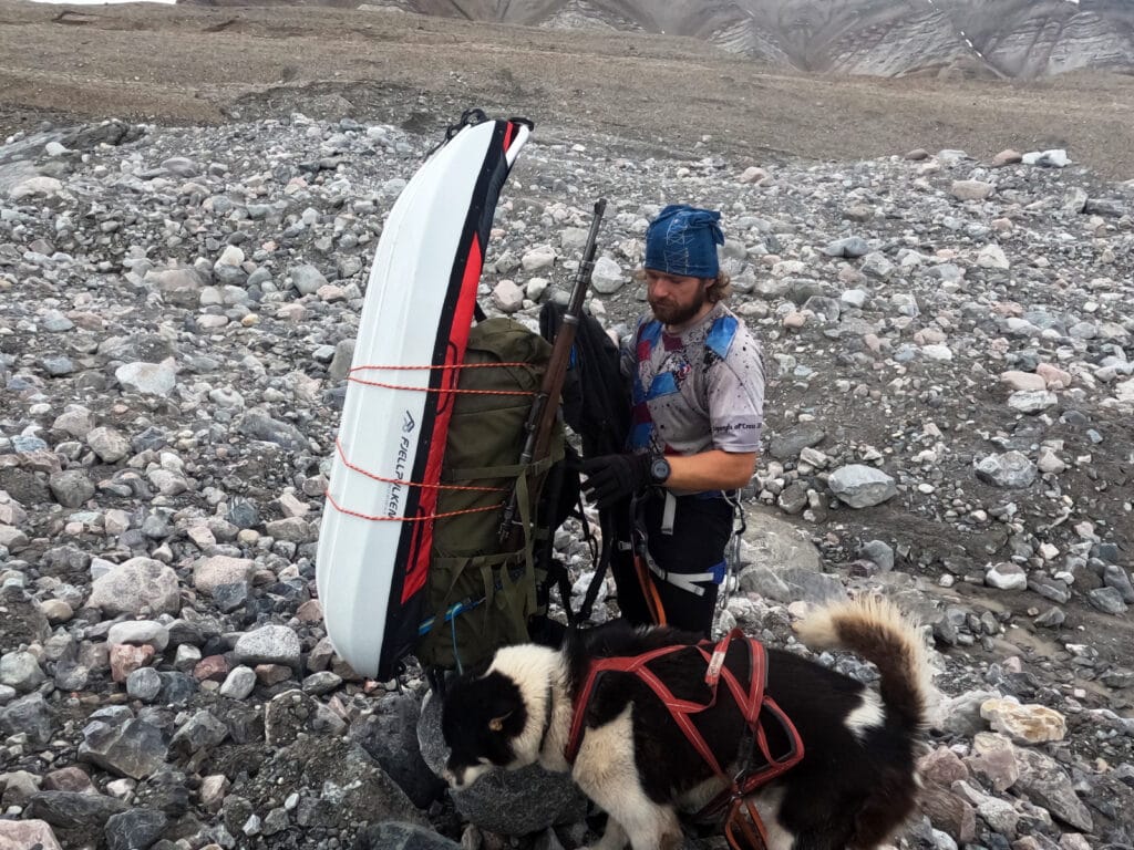 Spitzbergen 3: Lukas und Rebecca unterwegs, Menschen im Bild fuer den Massstab