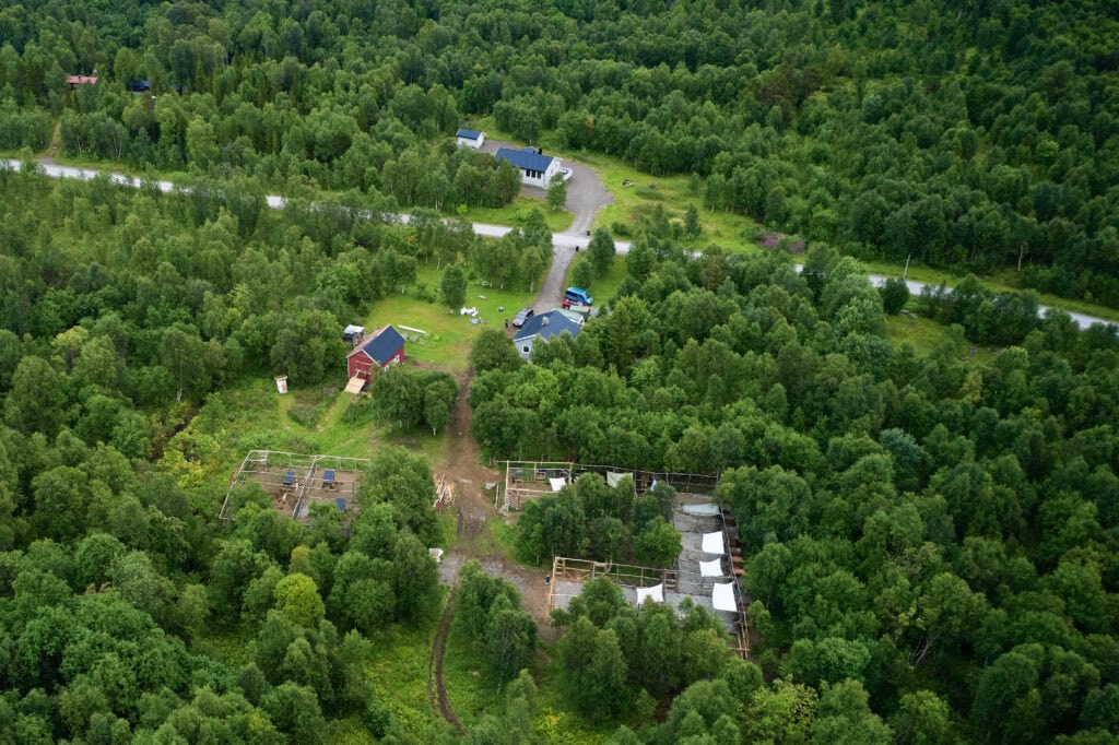 Drohnenaufnahme der Huskyfarm im Nebental bei Oksfjord