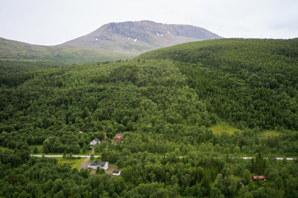 Blick vom Hof auf die umliegenden Berge