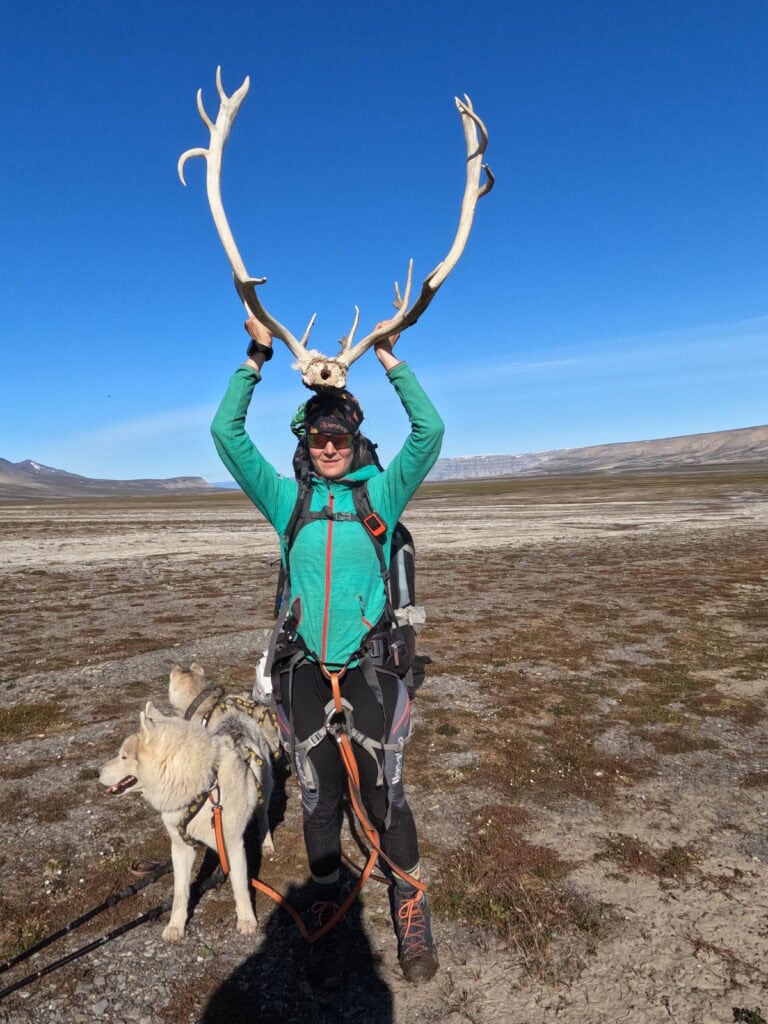 Szene aus einer Expedition: Zeltlager, Gletscher oder Marsch durch die Tundra, gern mit Weite im Bild