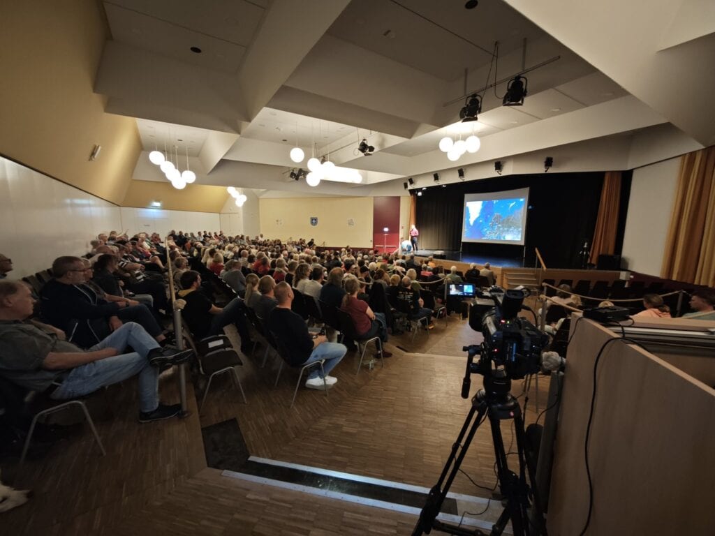 Voll besetzter Saal im Pädagogischen Zentrum Warburg beim Vortrag „Am Rand der Welt“, vorne eine Videokamera auf dem Stativ